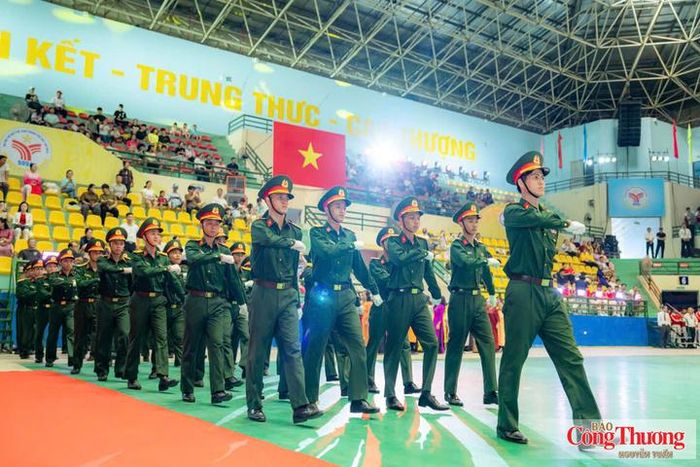  Khối lực lượng vũ trang diễu hành tại đại hội