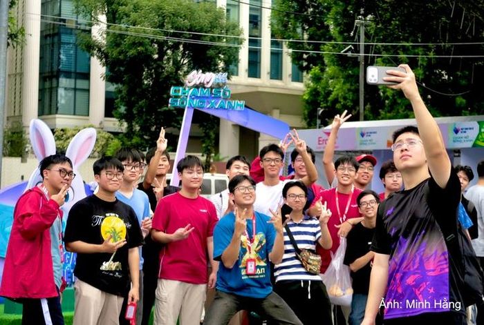 Nhóm sinh viên Đại học Bách Khoa Hà Nội check-in với các gian hàng trải nghiệm tại Sóng Festival 2026.