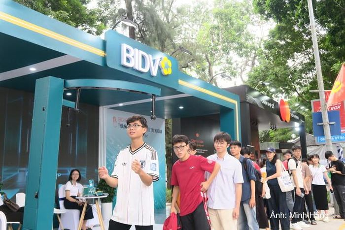 Các bạn trẻ phấn khích trải nghiệm trò chơi tại gian hàng BIDV.