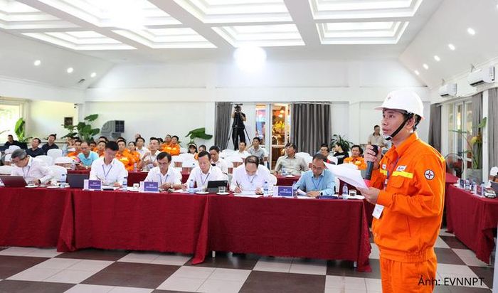 Anh Trần Xuân Giang trả lời câu hỏi của Ban giám khảo hội thi trong phần thi vấn đáp.