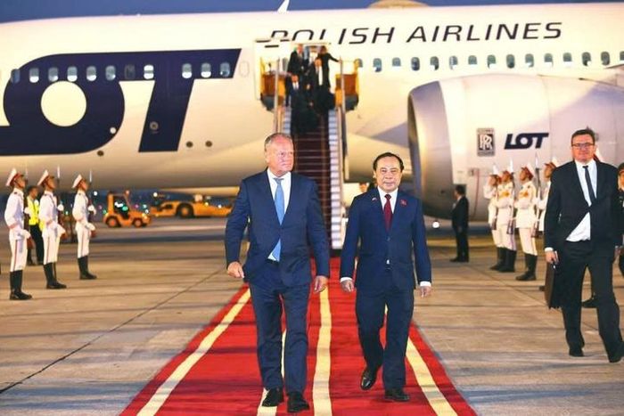 Bộ trưởng Bộ Khoa học và Công nghệ Vũ Hải Quân đón Thủ tướng Cộng hòa Ba Lan Donald Tusk tại sân bay Quốc tế Nội Bài (Hà Nội). Ảnh: Minh Đức/TTXVN