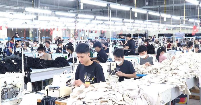 Nhịp độ sản xuất khẩn trương tại Công ty TNHH Dụng cụ thể thao Sunrise nhằm hoàn thành các đơn hàng ký kết.