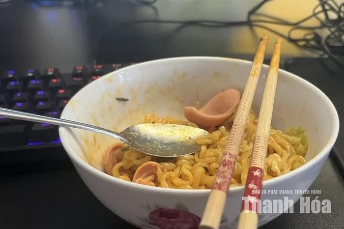 Quán có menu đồ ăn đa dạng phục vụ các game thủ xuyên đêm.