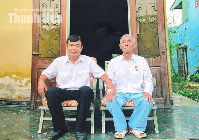 Trong căn nhà nhỏ của Anh hùng LLVTND Đỗ Văn Sạn, 2 chiếc ghế nhôm chế tác từ vật liệu của tàu được ông trân trọng giữ gìn. (Ảnh chụp năm 2014)
