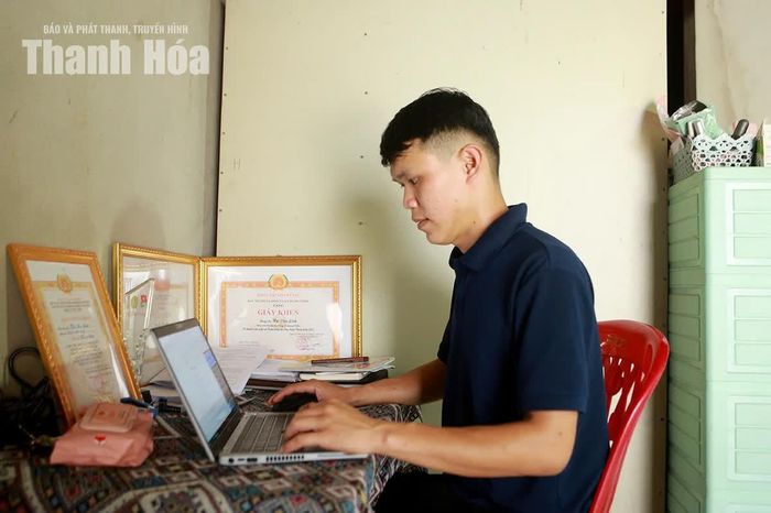 Trưởng bản Hà Văn Linh cẩn thận lưu lại những gia đình đã đến vận động đi xuất khẩu lao động, chuyển đổi mô hình sản xuất.