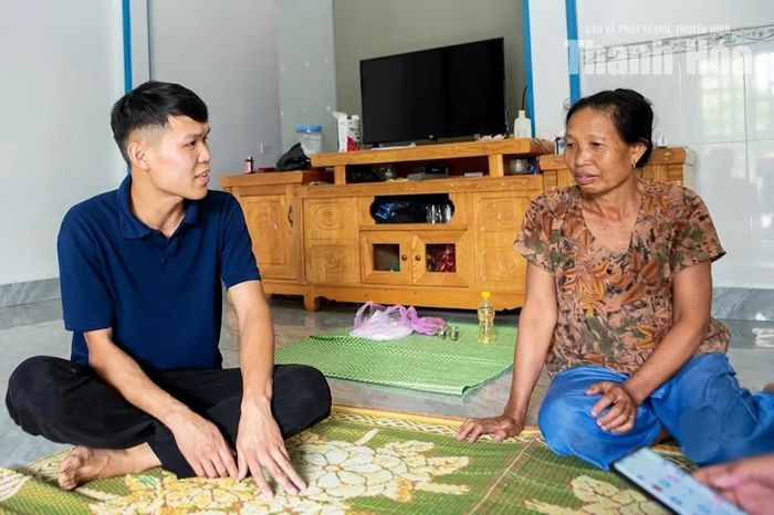 Trưởng bản Hà Văn Linh chia sẻ với người dân cách tích lũy tiền từ xuất khẩu lao động, đầu tư hiệu quả để tạo sinh kế lâu dài.