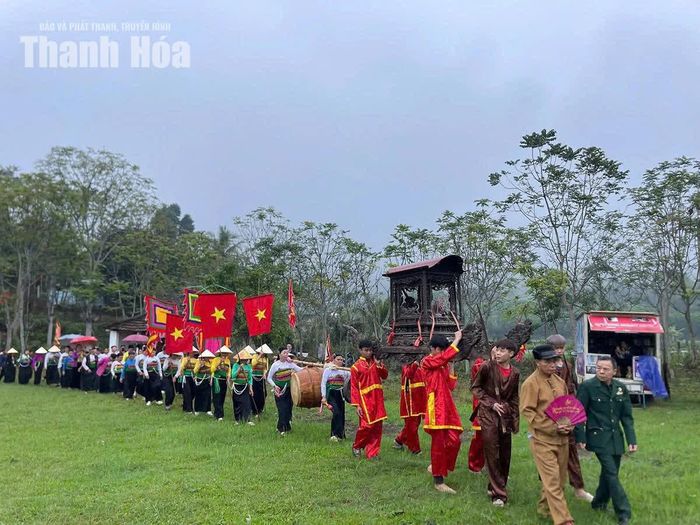 Nghi thức rước kiệu trong lễ hội Mường Lập ở xã Thạch Lập.