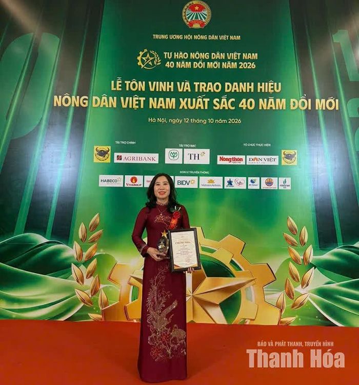 Chị Lê Thị Liễu tại lễ tôn vinh và trao danh hiệu “Nông dân Việt Nam xuất sắc 40 năm đổi mới”. Ảnh: NVCC