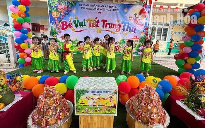 Dừng quỹ lớp, quỹ trường, chương trình “Bé vui Tết Trung thu” tại Trường Mầm non Hoa Lộc 2 vẫn được tổ chức trong không khí sôi nổi, ấm áp...