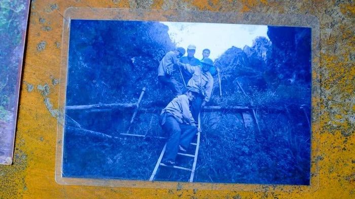 Niềm vui của những người lính quy tập sau khi tìm được 13 hài cốt liệt sĩ hy sinh trên đỉnh Pha Thí (Lào).