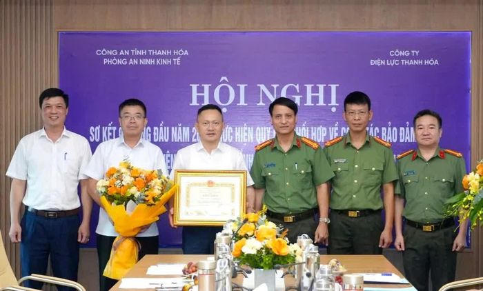 Công ty Điện lực Thanh Hóa nhận Bằng khen của Chủ tịch UBND tỉnh vì có thành tích trong phong trào toàn dân bảo vệ an ninh Tổ quốc.