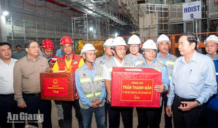 Chủ tịch Quốc hội Trần Thanh Mẫn động viên, tặng quà công nhân làm việc tại dự án đầu tư mở rộng Cảng hàng không quốc tế Phú Quốc.