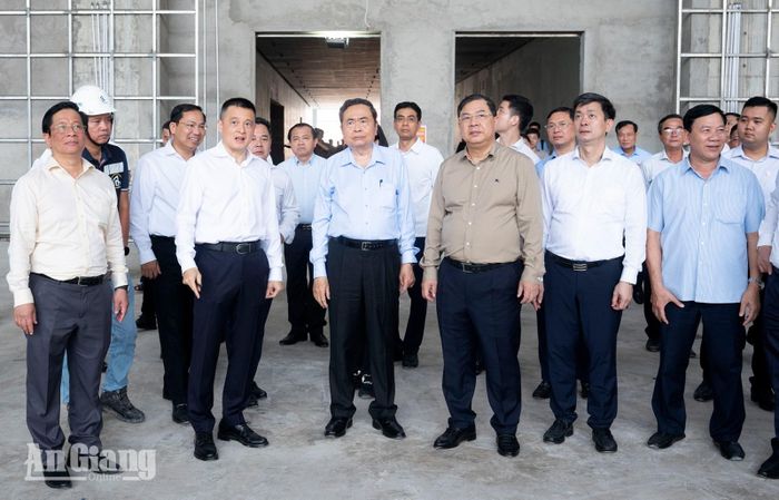 Chủ tịch Quốc hội Trần Thanh Mẫn kiểm tra tiến độ thi công Trung tâm tổ chức Hội nghị APEC.