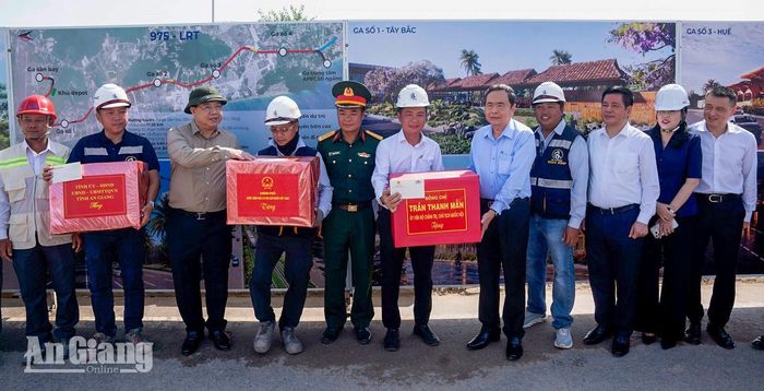 Chủ tịch Quốc hội Trần Thanh Mẫn, Phó Thủ tướng Thường trực Chính phủ Phạm Gia Túc tặng quà động viên công nhân.