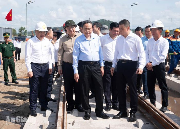 Chủ tịch Quốc hội Trần Thanh Mẫn kiểm tra tiến độ thi công tuyến tàu điện đô thị đoạn 1.
