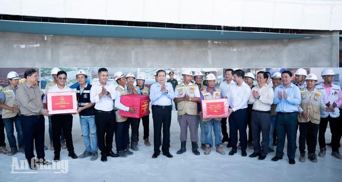 Chủ tịch Quốc hội Trần Thanh Mẫn, Phó Thủ tướng Thường trực Chính phủ Phạm Gia Túc và Bí thư Tỉnh ủy, Trưởng Đoàn đại biểu Quốc hội tỉnh An Giang Lê Quang Tùng tặng quà công nhân làm việc tại dự án Trung tâm tổ chức Hội nghị APEC.