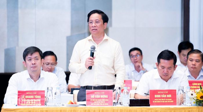 Ủy viên Trung ương Đảng, Phó Bí thư Tỉnh ủy, Chủ tịch UBND tỉnh An Giang Hồ Văn Mừng báo cáo kết quả thực hiện các dự án phục vụ Hội nghị APEC 2027.