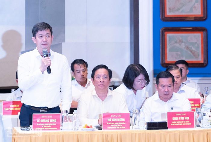 Ủy viên Trung ương Đảng, Bí thư Tỉnh ủy, Trưởng Đoàn đại biểu Quốc hội tỉnh An Giang Lê Quang Tùng phát biểu tại buổi làm việc.