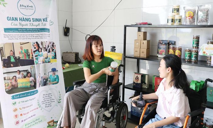 Chị Thân Thị Biên (bên trái) trò chuyện với thành viên Câu lạc bộ Người trưởng thành sống chung với bại não.