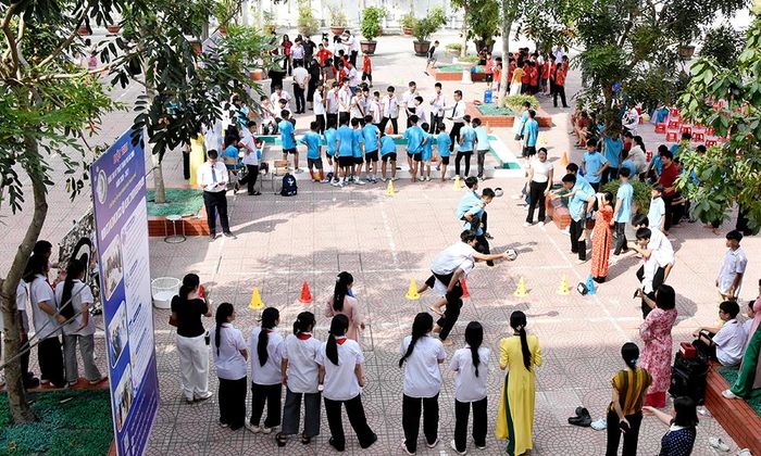 Học sinh tham gia trải nghiệm các trò chơi STEM thể thao.