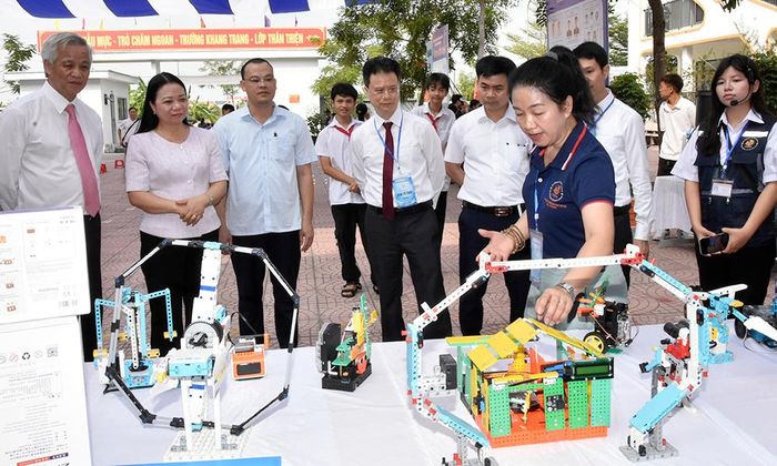 Đại biểu tham quan mô hình giáo dục STEM trưng bày tại Ngày hội.