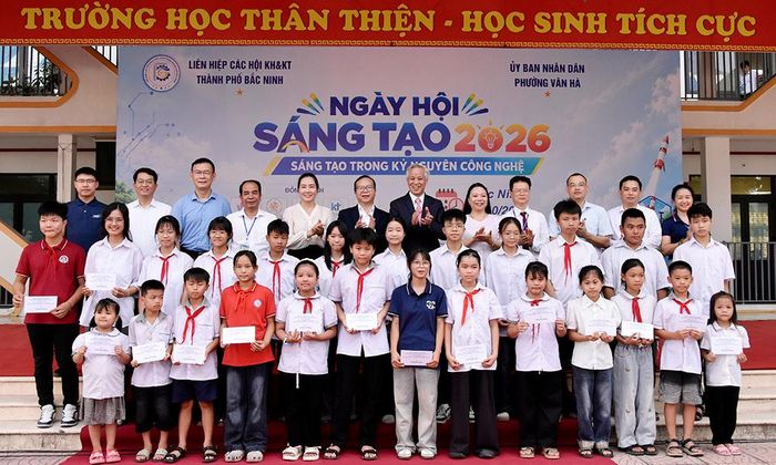 Các đại biểu trao quà cho học sinh có thành tích học tập xuất sắc trên địa bàn phường Vân Hà.