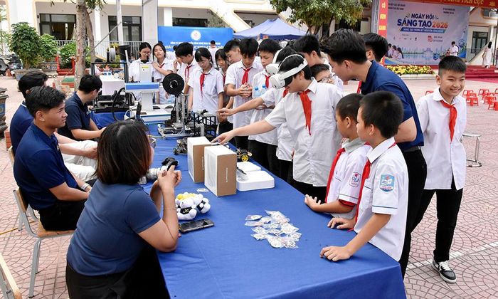 Học sinh trải nghiệm trình diễn công nghệ của Trường Cao đẳng Lý Thái Tổ.