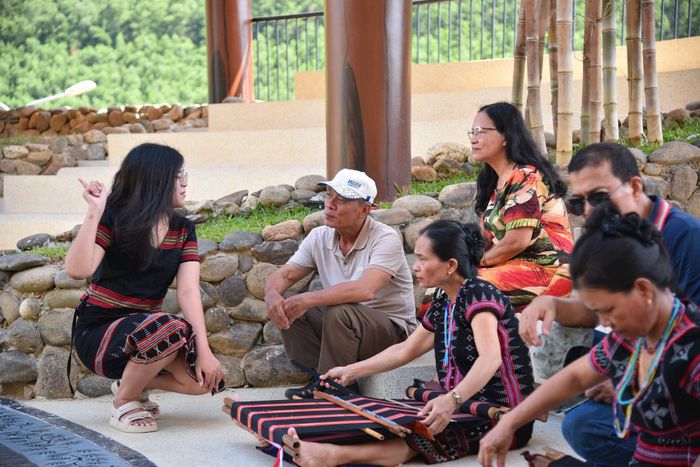 Du khách trải nghiệm, nghe giới thiệu về nghề dệt thổ cẩm của người Cơ Tu thông qua mô hình "Thổ cẩm Hòa Bắc". Ảnh: K.NGUYÊN