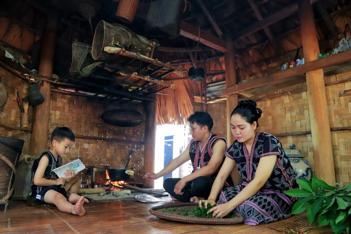 Gia đình anh Arất Troonh, xã Đông Giang đang chế biến món ăn từ lá sắn. Ảnh: L.P