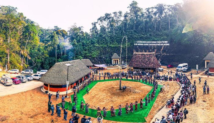 Lễ hội cúng rừng pơ mu tại xã Hùng Sơn. Ảnh: KIM LIÊN