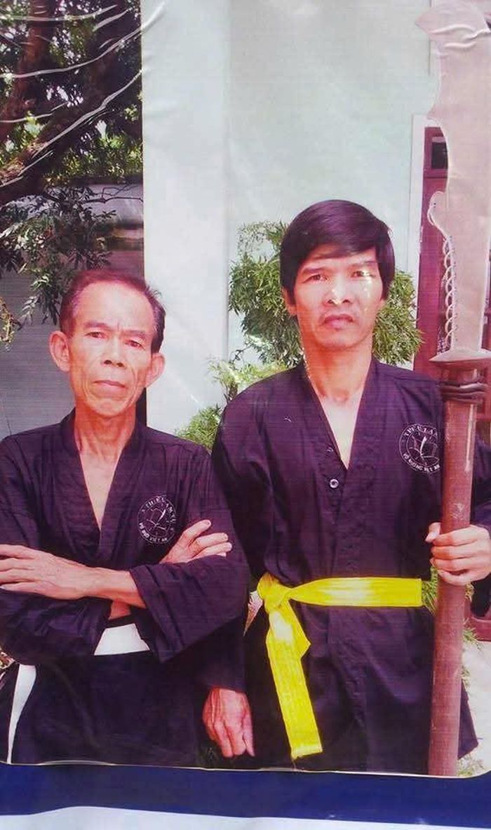 Đại võ sư Nguyễn Tấn Phòng (bên trái) cùng môn sinh. Hơn nửa thế kỷ gắn bó với võ học, ông vẫn bền bỉ truyền dạy, gìn giữ tinh thần võ đạo và trao truyền nghiệp võ cho thế hệ sau. Ảnh: NVCC