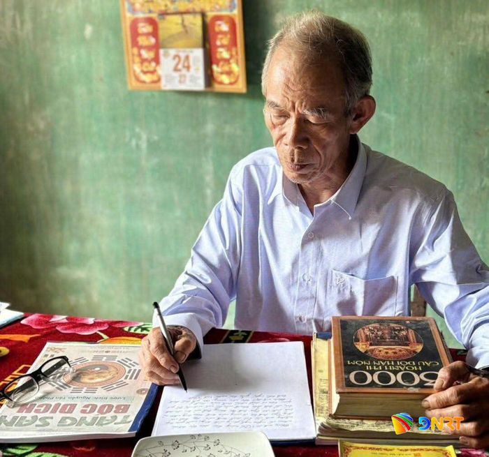 Lão võ sư Nguyễn Tấn Phòng bên trang viết và những cuốn sách. Ảnh: N.T.A