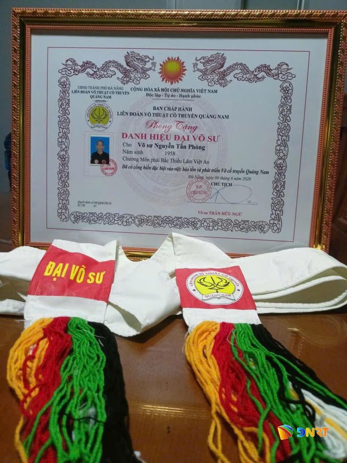 Bằng phong tặng danh hiệu Đại võ sư của võ sư Nguyễn Tấn Phòng, ghi nhận những đóng góp trong việc bảo tồn và phát triển võ cổ truyền Quảng Nam. Ảnh: N.T.A