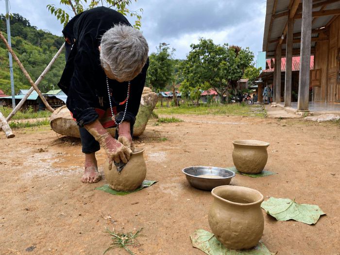 Nghệ nhân làm gốm Cơ Tu sử dụng thực vật tự nhiên trong tạo hình đồ gốm. Ảnh: H.S