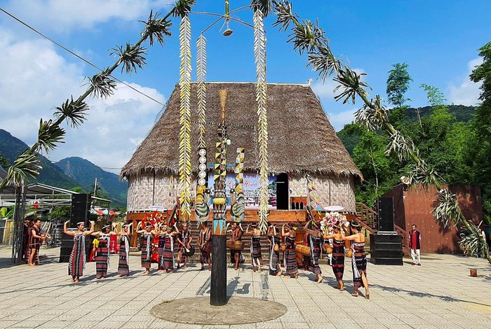Nhà Gươl - Biểu tượng văn hóa thiêng liêng của người Cơ Tu. Ảnh: Tư liệu