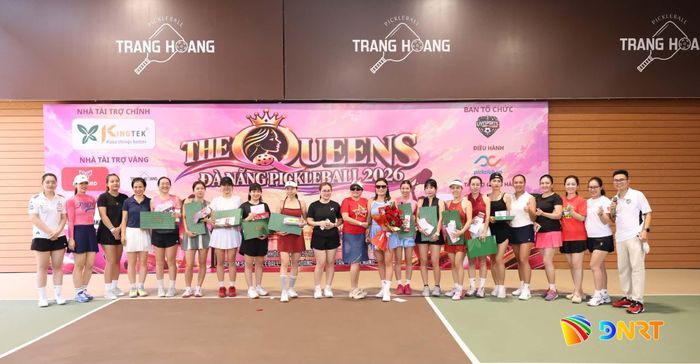 Ban tổ chức cùng nhà tài trợ chính của giải đấu trao quà cho các vận động viên tham dự giải. Ảnh: BẢO LÂM