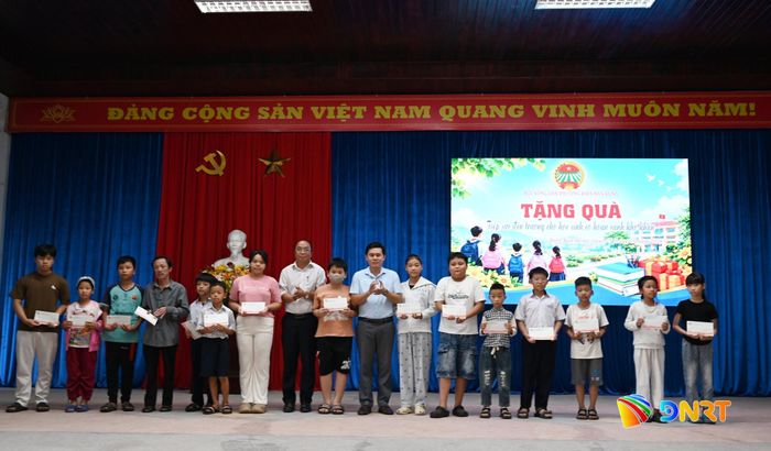 Trao quà cho học sinh có hoàn cảnh khó khăn trên địa bàn phường. Ảnh: KHÁNH LINH