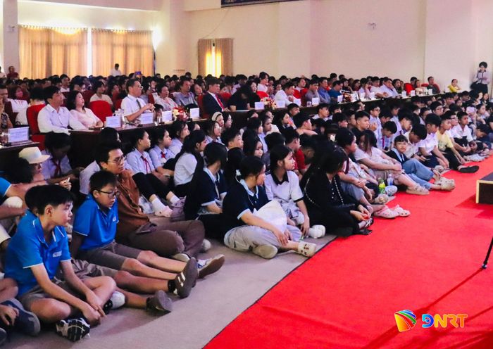 Đông đảo đại biểu và học sinh địa phương tham dự chương trình hòa nhạc. Ảnh: QUỐC TUẤN