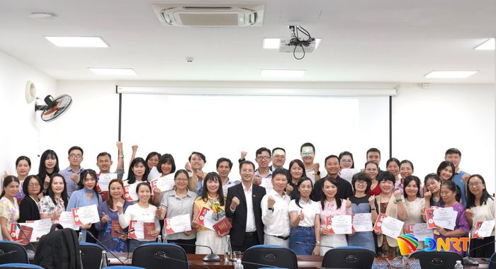 Ban tổ chức trao chứng nhận hoàn thành khóa tập huấn cho các học viên. Ảnh: MINH LÊ