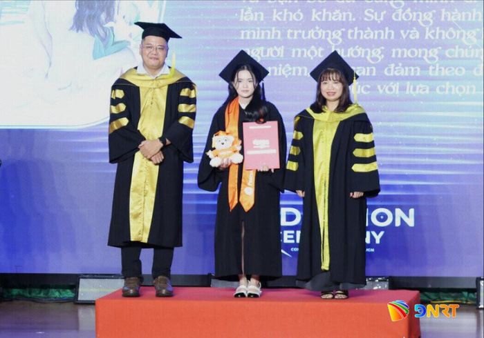 Nhà trường trao bằng tốt nghiệp cho sinh viên. Ảnh: NGỌC HÀ