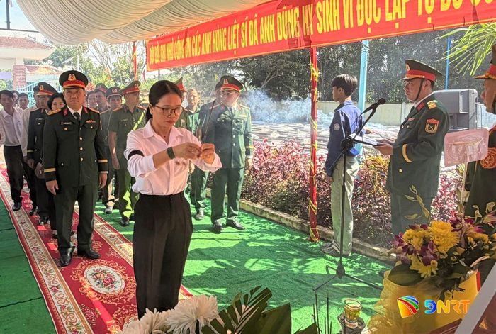 Đại biểu xã Tiên Phước viếng hương tri ân các anh hùng liệt sĩ tại lễ truy điệu và an táng. Ảnh: HOÀI PHƯƠNG