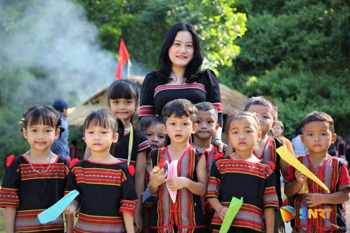 Học sinh cùng cô giáo chụp ảnh lưu niệm sau khi tham gia lễ hội cúng máng nước. Ảnh: ALĂNG NGƯỚC