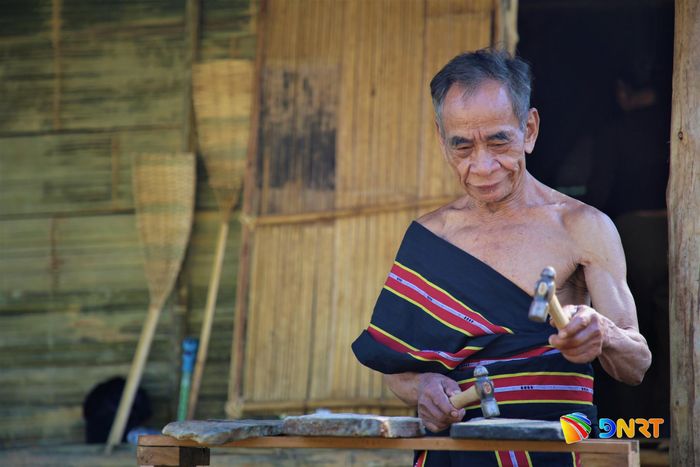 Già làng Hồ Văn Đề trình diễn nhạc cụ đàn đá phục vụ cộng đồng và du khách. Ảnh: ALĂNG NGƯỚC