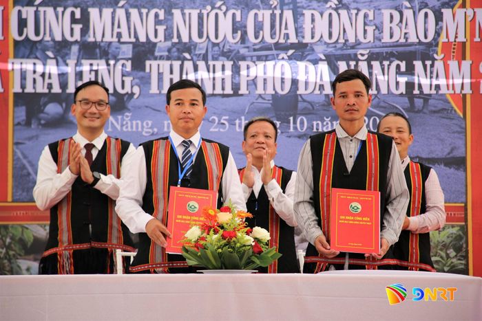 Đại diện chính quyền xã Trà Leng và thôn Tăk Xoai ký bàn giao máng nước cho cộng đồng sử dụng. Ảnh: ALĂNG NGƯỚC