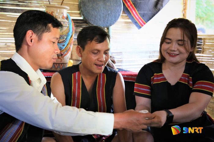 Bên trong nhà cộng đồng, nam nữ M'Nông trao nhau miếng trầu tươi, quây quần cùng câu chuyện bảo tồn văn hóa truyền thống. Ảnh: ALĂNG NGƯỚC