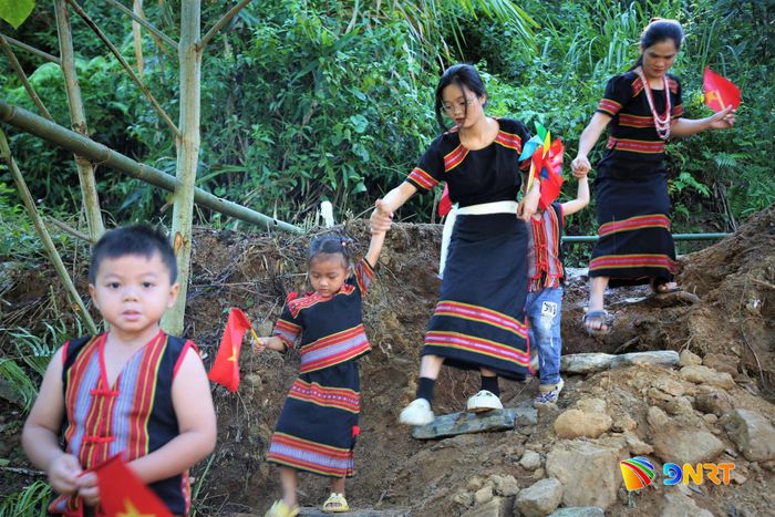 Học sinh M’Nông được các cô giáo dẫn đến khu vực máng nước để hiểu rõ hơn vai trò của nguồn nước trong đời sống cộng đồng. Ảnh: ALĂNG NGƯỚC
