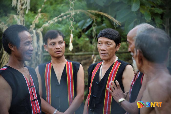 Trước khi tổ chức lễ cúng, các già làng, người có uy tín bàn bạc nội dung và phân công người đại diện cúng lễ. Ảnh: ALĂNG NGƯỚC