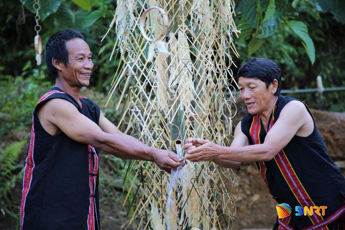 Niềm vui của 2 người đàn ông M'Nông bên nguồn nước sạch được bàn giao cho cộng đồng. Ảnh: ALĂNG NGƯỚC
