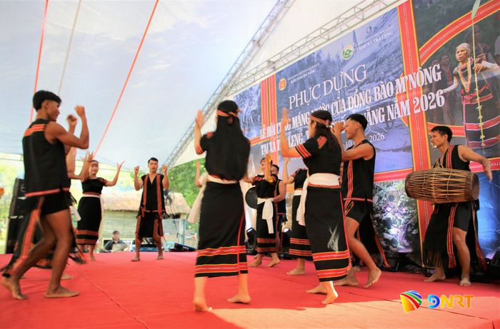 Sau lễ cúng, cộng đồng M'Nông tổ chức múa hát trống chiêng, mừng nguồn nước đã về. Ảnh: ALĂNG NGƯỚC