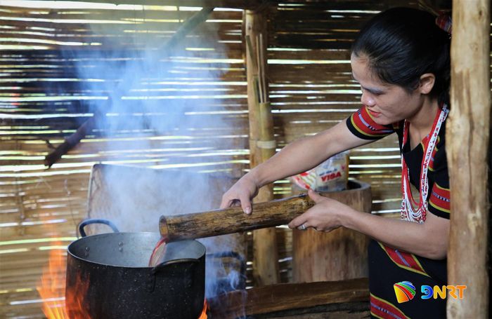 Nước nguồn hòa máu heo được phụ nữ M'Nông mang về nấu cơm gia đình. Ảnh: ALĂNG NGƯỚC